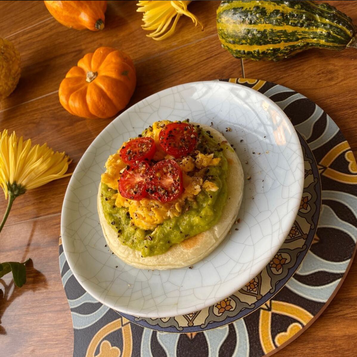 Arepa con Aguacate y Tomate